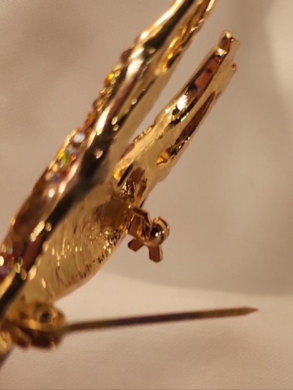 Gold-Tone Giraffe Crystal Sparkling Brooch - Picture 5 of 5